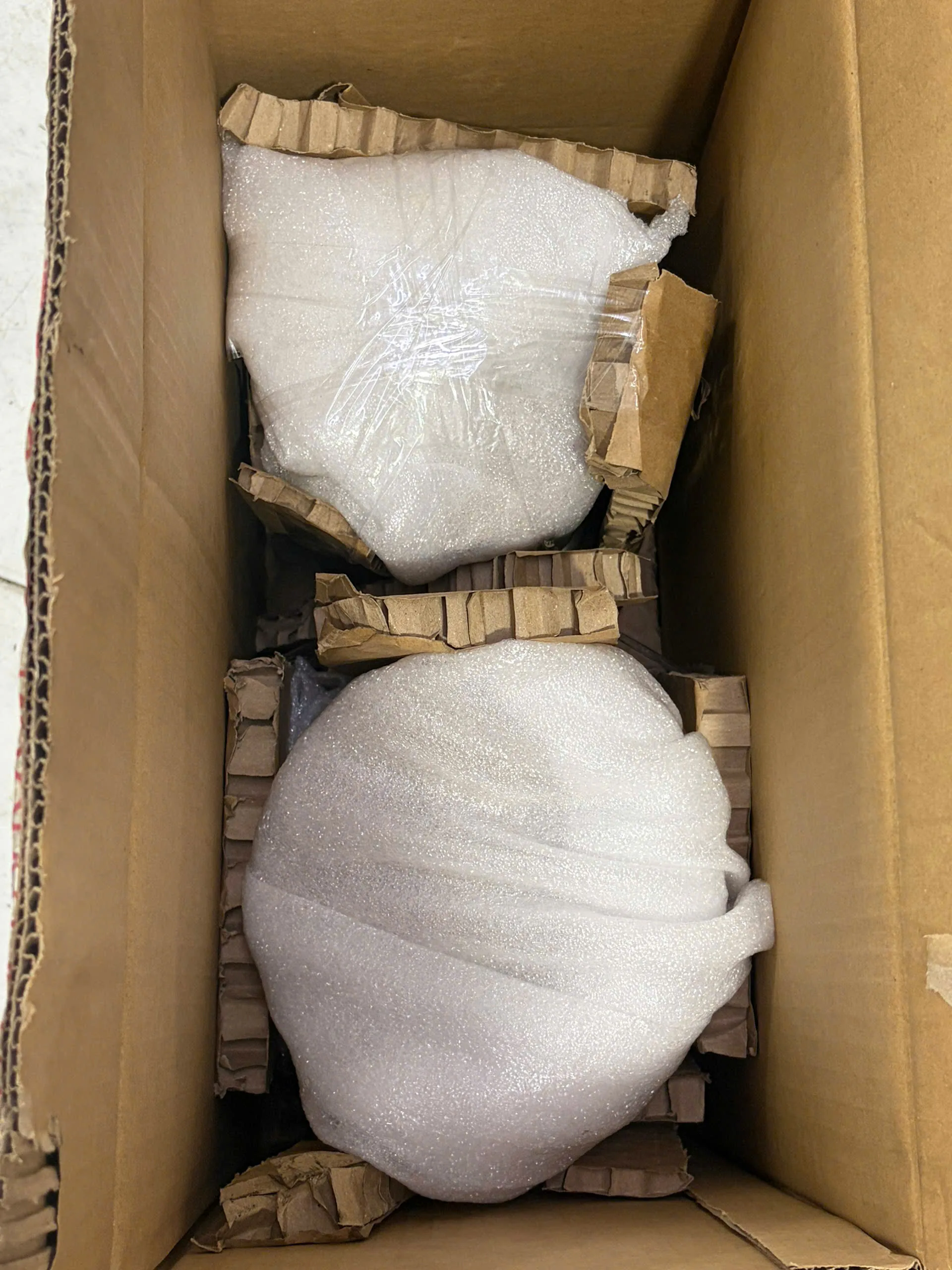 Bọc bảo vệ chi tiết trước khi cho vào thùng carton