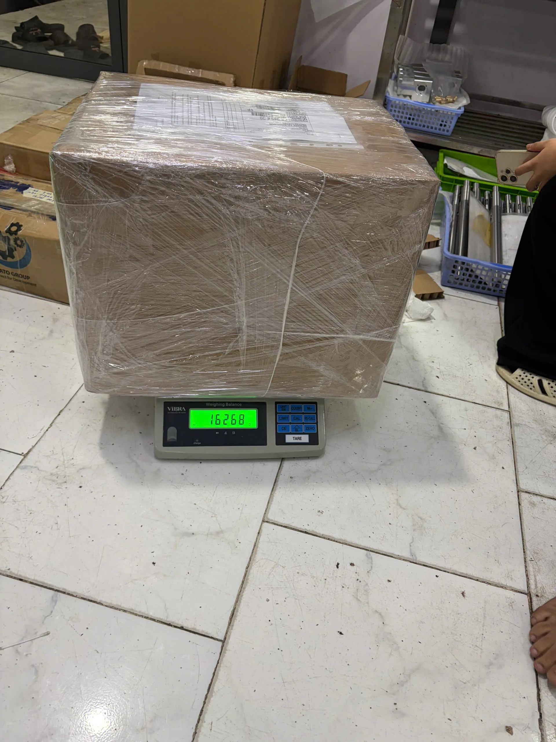 Kiện hàng được bọc màng bảo vệ trước khi giao